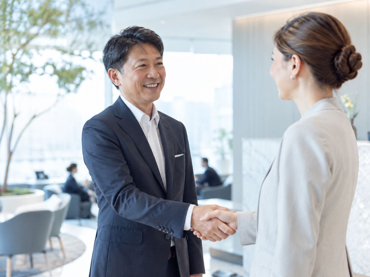 握手を交わすビジネスパーソン