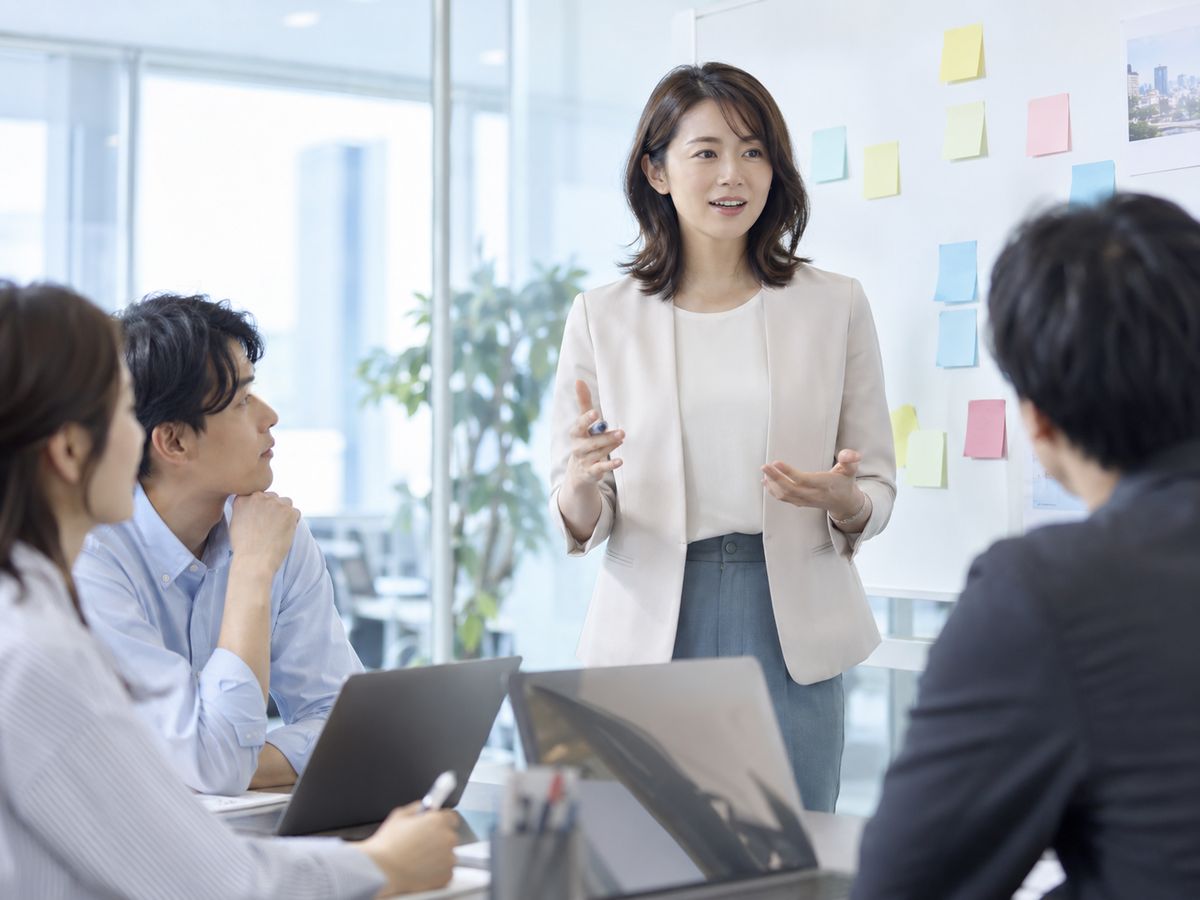 ホワイトボードの前で話し合いを進めるDX推進担当者
